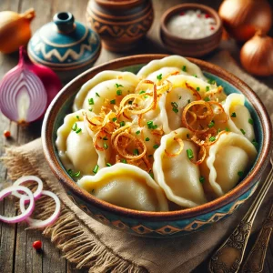 Вареники с капустой в красивой сервировке.