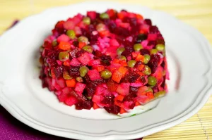Классический винегрет в тарелке