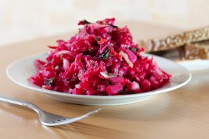 Тарелка классического винегрета с овощами
