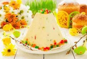Готовая творожная пасха с крестом, украшенная цукатами