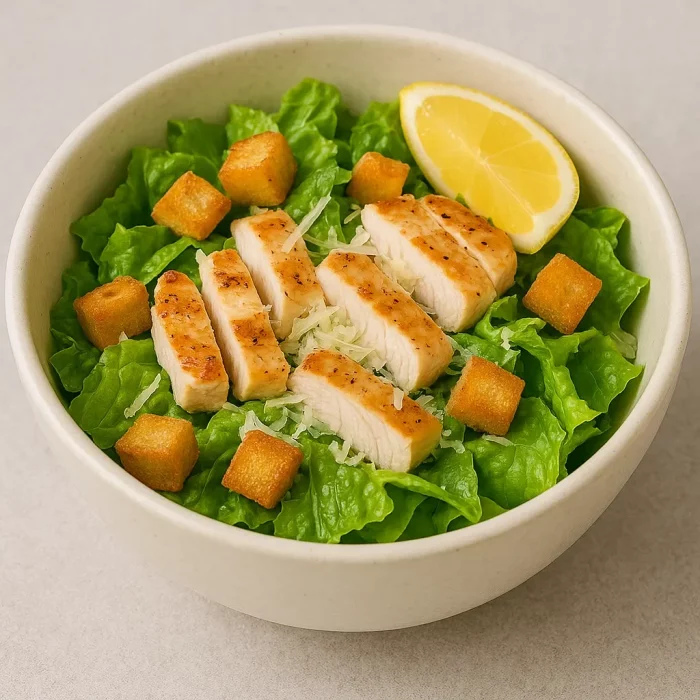 Классический салат Цезарь с курицей и крутонами